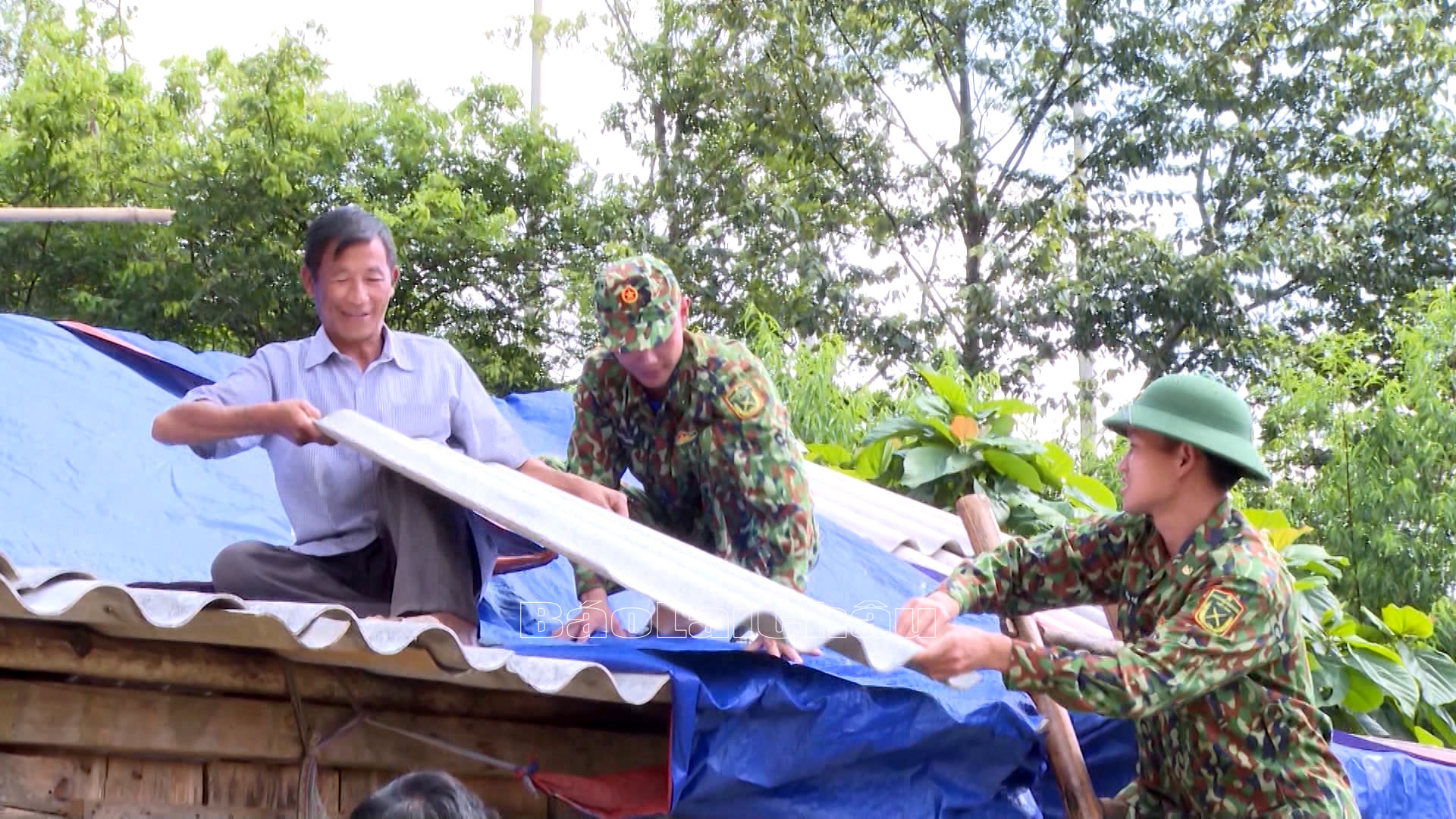 Cán bộ, chiến sỹ Bộ đội Biên phòng Lai Châu thường xuyên giúp bà con tu sửa nhà cửa.